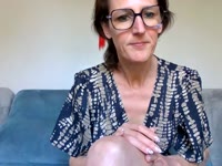 I work in an office, I love nature, doing it in unusual places
I am a natural woman