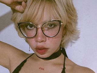 topless camgirl AmelieMari