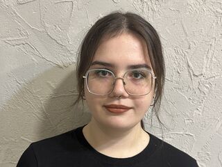 camgirl fingering bald pussy BettyWatkins