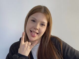 camgirl masturbating with dildo DeloisProw