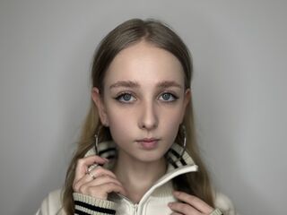 girl topless DessieBusche