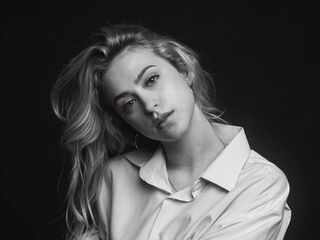 hot cam girl masturbating with vibrator GwynethHibbits