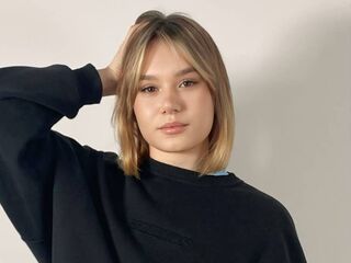 girl showing tits JoyeLatin