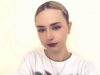 cam girl playing with dildo JudithHaverstock
