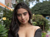 naked camgirl MaddieColinss