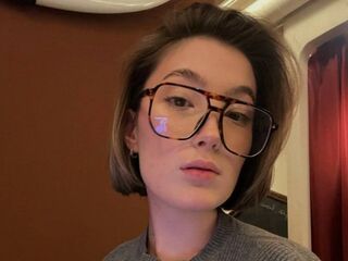 nude webcamgirl SheilaSweezer